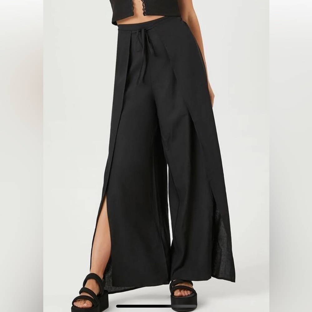 Island tie back crop black pants with flowy split leg panels. Sz S.P17